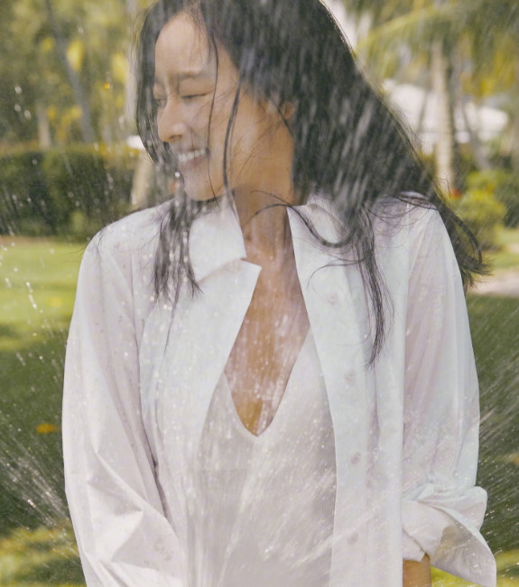 倪妮身穿白衬衫戏水,浑身湿透,笑容灿烂