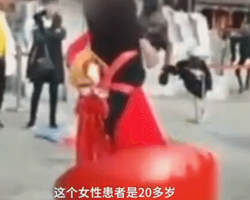 女生模仿不倒翁小姐姐致骨折,网友却将矛头指向皮卡晨