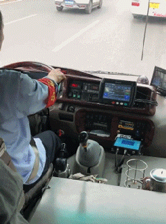 搞笑gif:兄弟们,开始学倒车入库的你,是不是也和我一样啊?