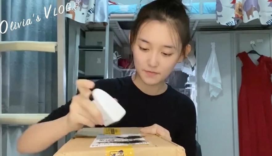 明星到底有多高的警惕,蒋依依学校取快递,看到她拆快递后,网友:高手!