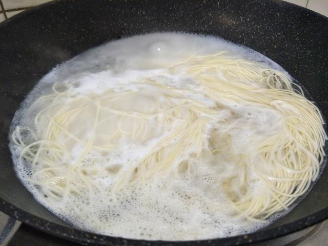 葱油拌面,面条,早餐,酱汁,挂面,葱花
