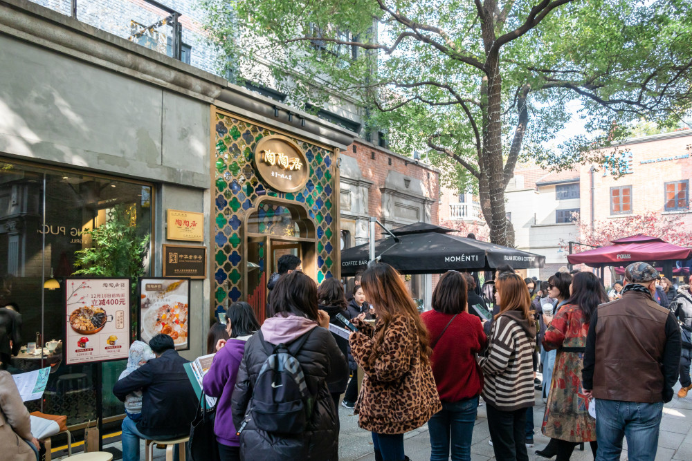 广州139岁网红店落户上海,生意爆火人山人海,排队至少