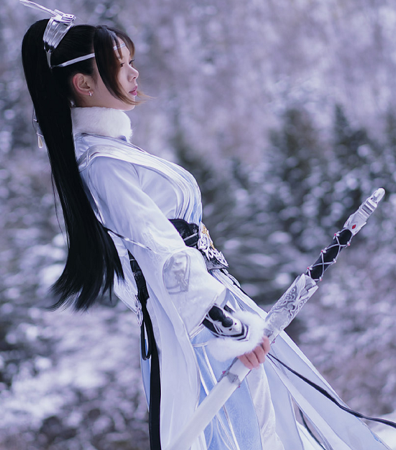 《天涯明月刀》游戏人物cosplay,持剑的古装女孩站在雪中美如画