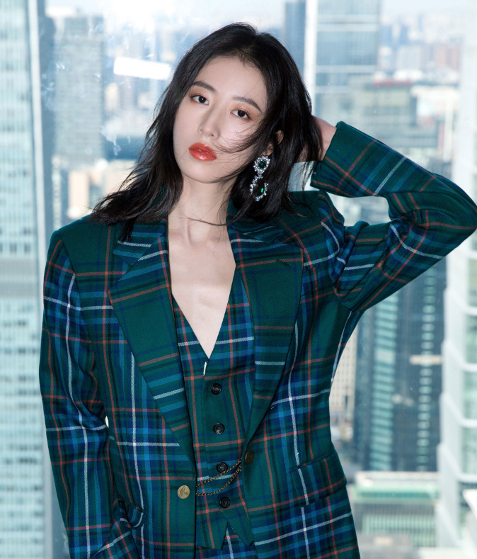 唯美高清壁纸:周雨彤潇洒干练,酷美养眼