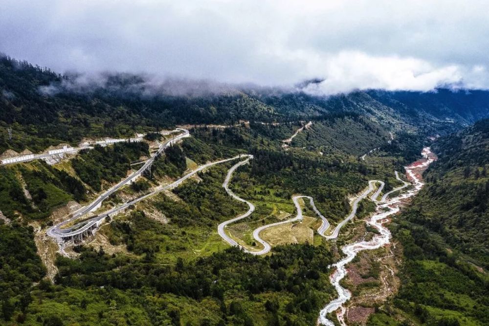 理塘县,康定市,折多山,格聂神山,成都,盘山公路