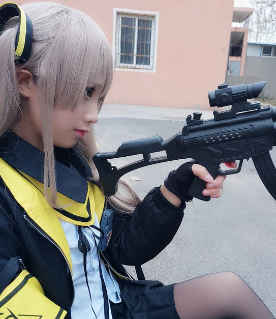 cosplay《少女前线》ump45,可爱又不失霸气的小姐姐