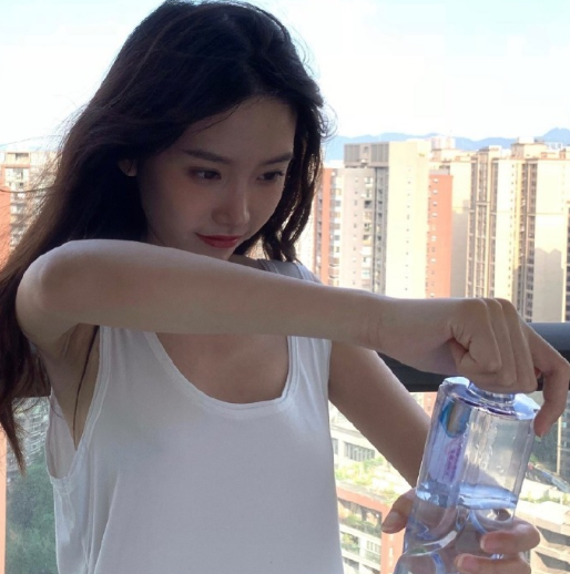 半藏森林拧瓶盖喝水,独特喝水方式引众人模仿,网友:太会玩了!