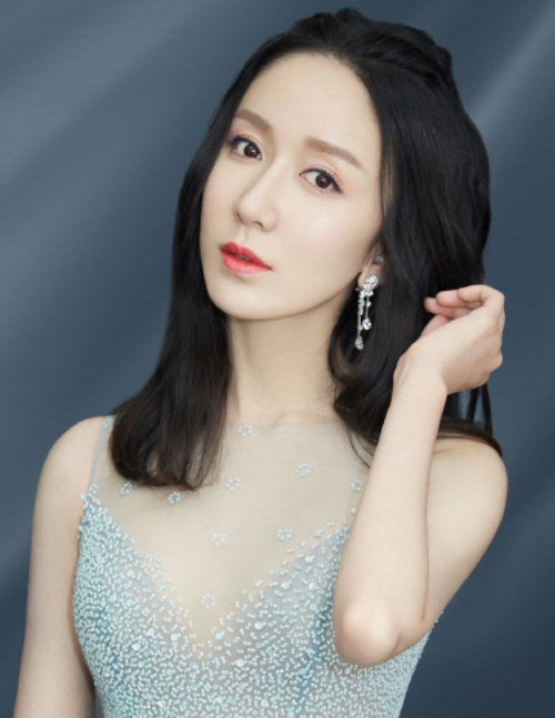 娄艺潇气质写真,身穿连衣纱裙,尽显迷人的女神气质