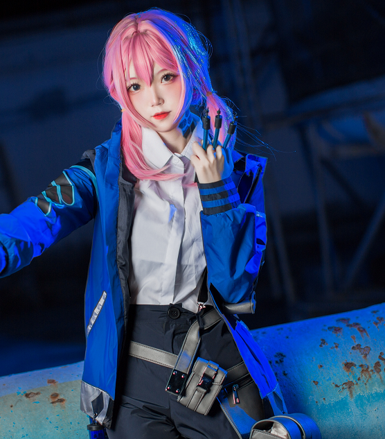 游戏《明日方舟》蓝毒cosplay,手持弩箭的蓝衣女孩温柔迷人