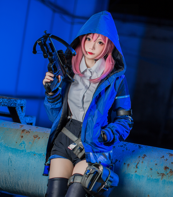 游戏《明日方舟》蓝毒cosplay,手持弩箭的蓝衣女孩温柔迷人