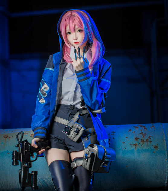 游戏《明日方舟》蓝毒cosplay,手持弩箭的蓝衣女孩温柔迷人