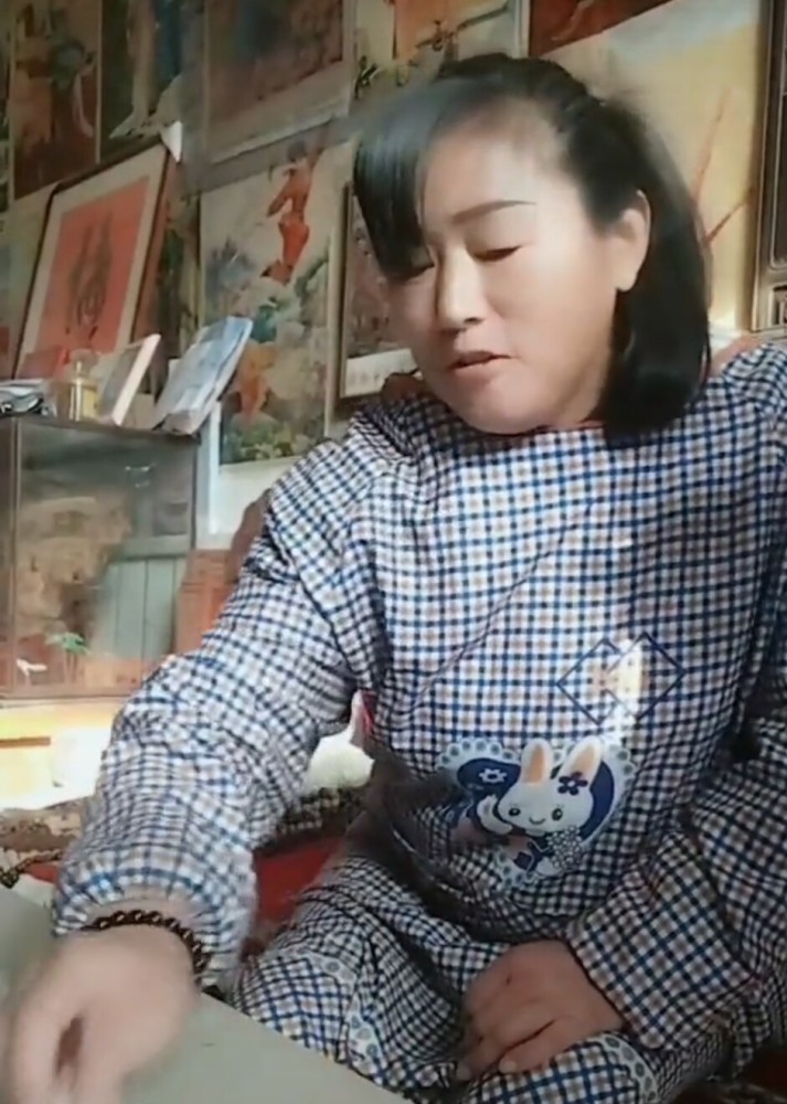 大衣嫂参加活动后剪出刘海换发型,网友:纹眉的大衣嫂好美