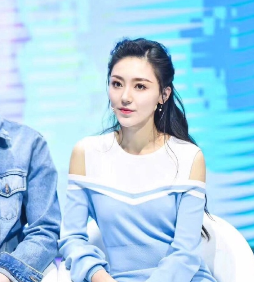 难怪看黄梦莹越来越眼熟!原来小时候的qq头像是她,从小美到大