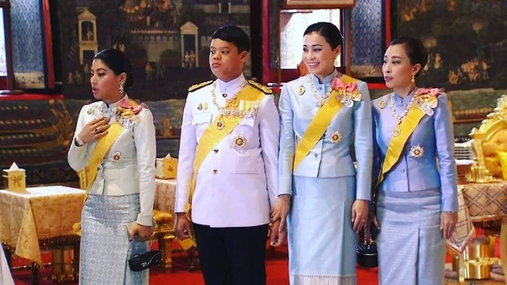 14岁泰国小王子与姐姐再同框,长成翩翩少年,与继母王后似亲母子