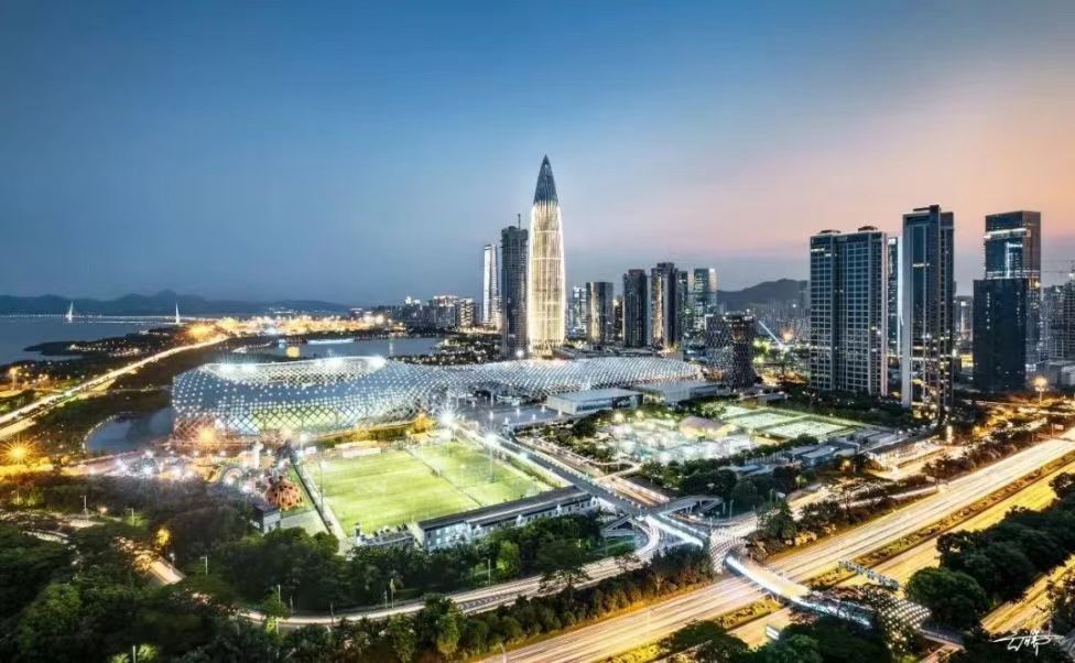 深圳湾体育中心及深圳华润大厦"春笋"实景图,2018年7月拍摄.
