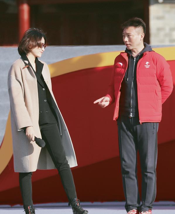 董卿在台下气质也好,呢大衣里套西装,俗套却很大气优雅!