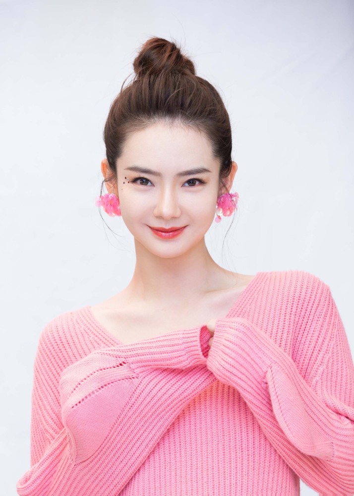 粉色很减龄,30多岁的戚薇穿上"少女粉"瞬间变年轻