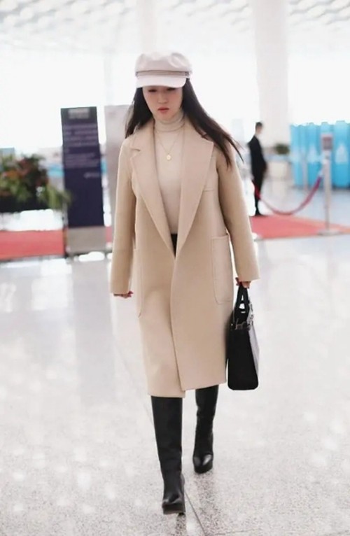 杨钰莹温暖过冬,米色大衣搭配高跟长靴,优雅保暖又时髦!