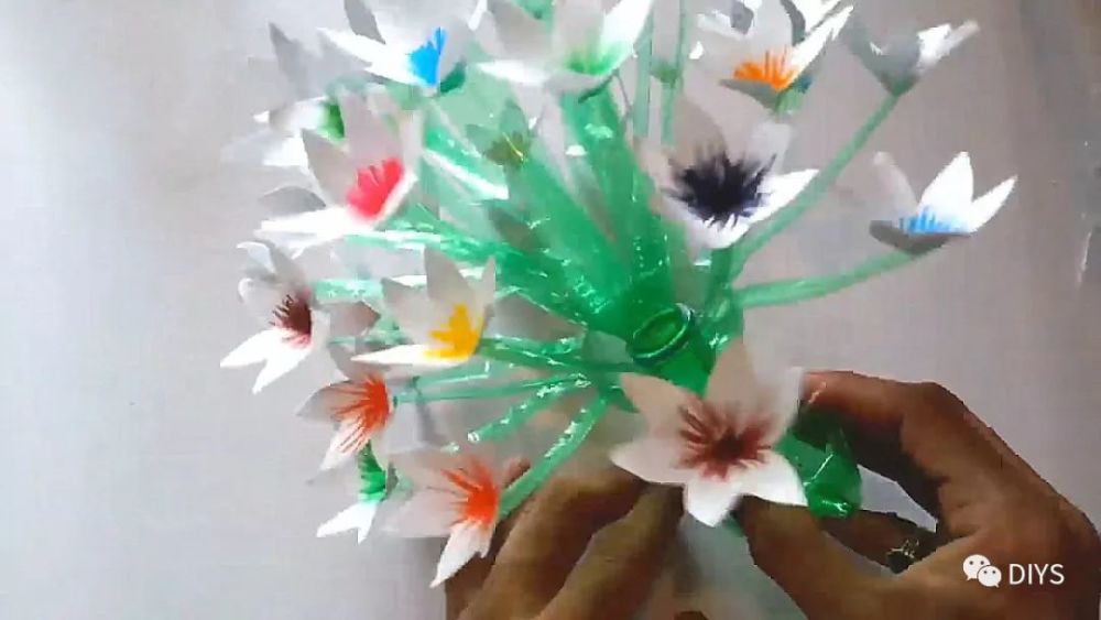旧物改造的技巧,看看如何用塑料瓶制作花瓶!