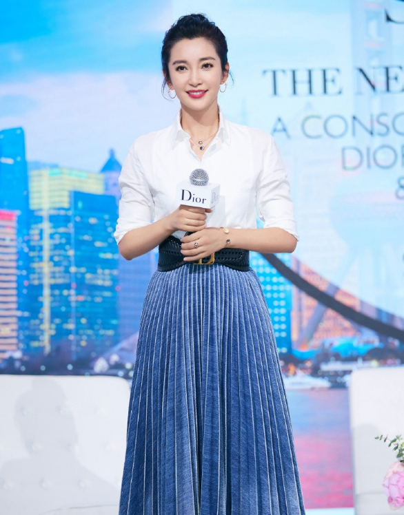 实力女星李冰冰,清爽性感活动照,气质十足温柔可人