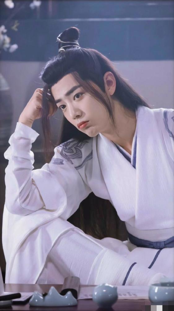 出演陈情令爆红的肖战,肖战笑起来特别好看,他那俊美的容颜像是自带