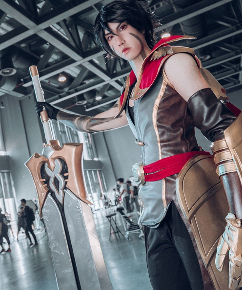 cosplay《王者荣耀》李信,手持巨剑的小哥哥威风凛凛