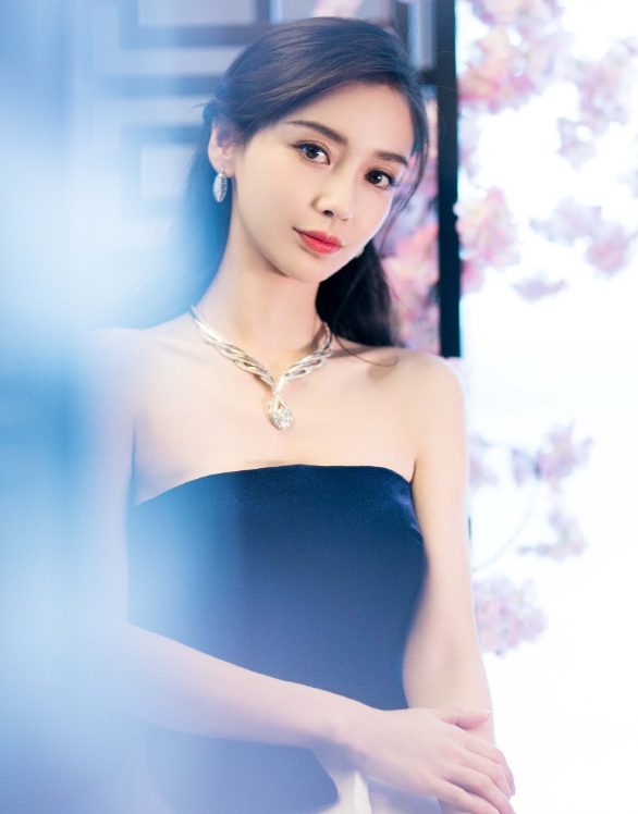 魅力女星angelababy,抹胸裙优雅活动照,笑容甜美清新靓丽