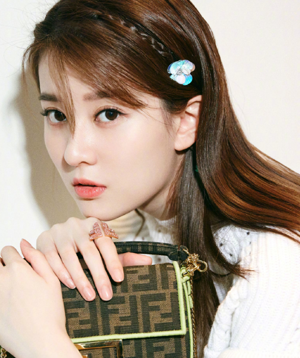 人气女演员乔欣时尚写真,俏皮可爱,楚楚动人