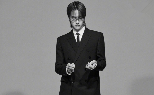 酷帅有型王一博壁纸,忧郁眼神彰显熟男魅力,散发慵懒与闲适魅力