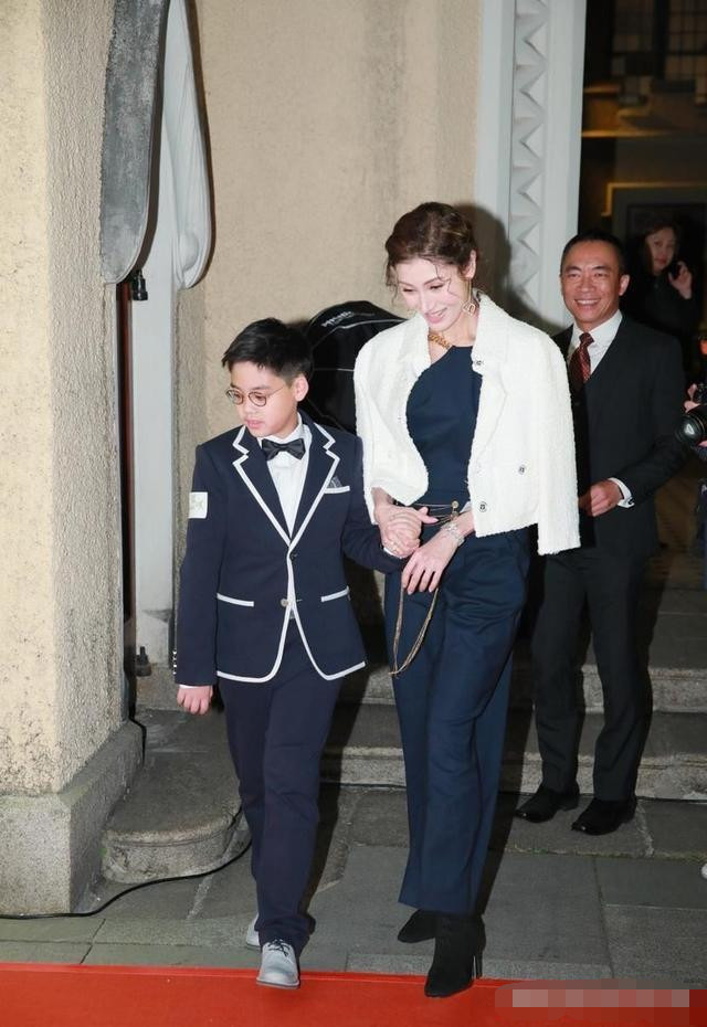 李嘉欣一家三口高调露面,8岁儿子身高惊人,五官太像豪门爸爸