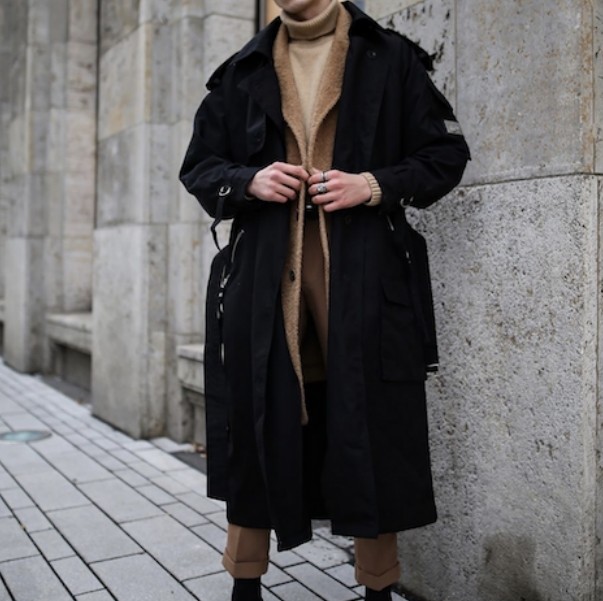 黑色大衣独具酷感,轻奢细腻,简洁明快,与卡其色高领毛衣制造出时髦
