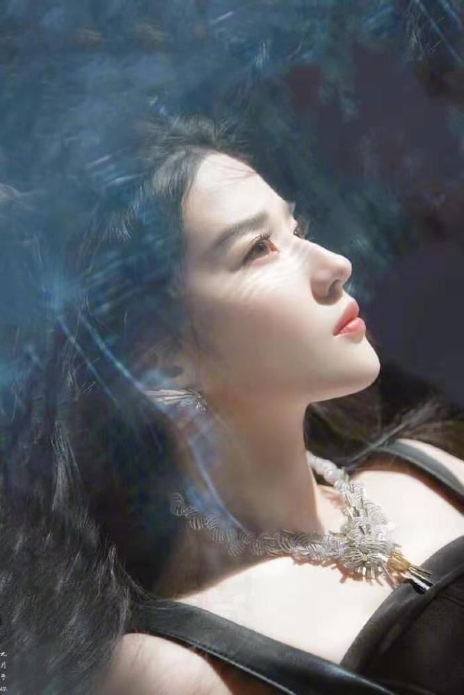 仙女姐姐出山啦,这次的禁欲系主题写真美到新高度