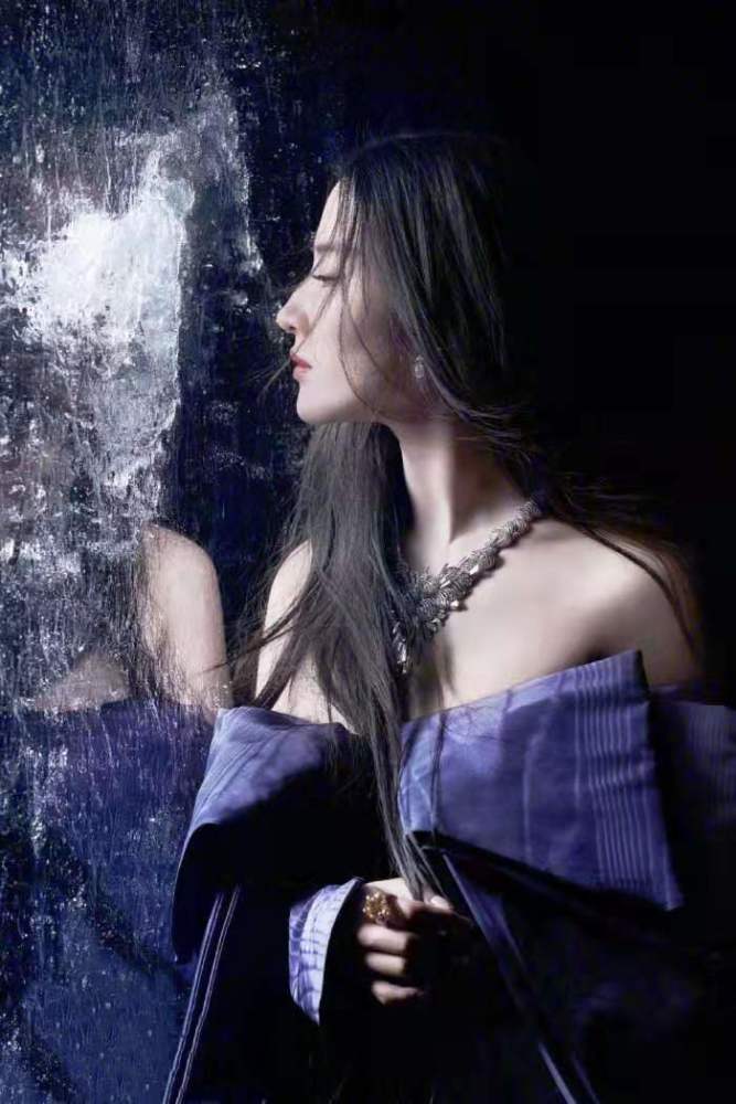 仙女姐姐出山啦,这次的禁欲系主题写真美到新高度