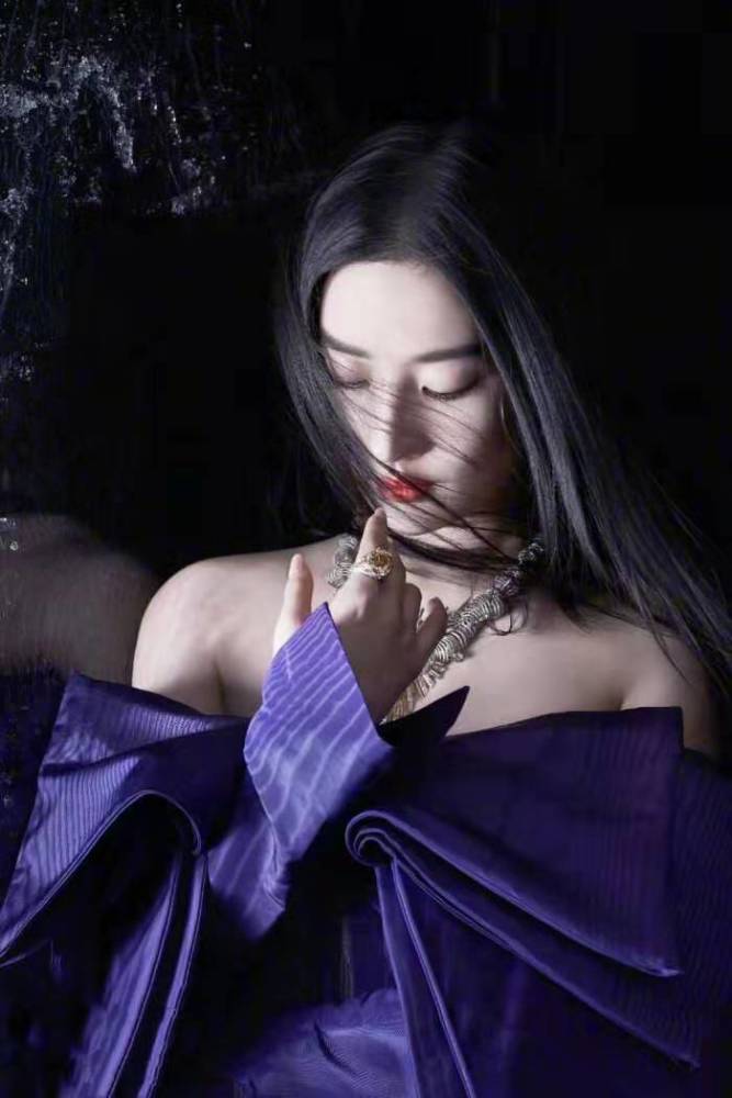 仙女姐姐出山啦,这次的禁欲系主题写真美到新高度