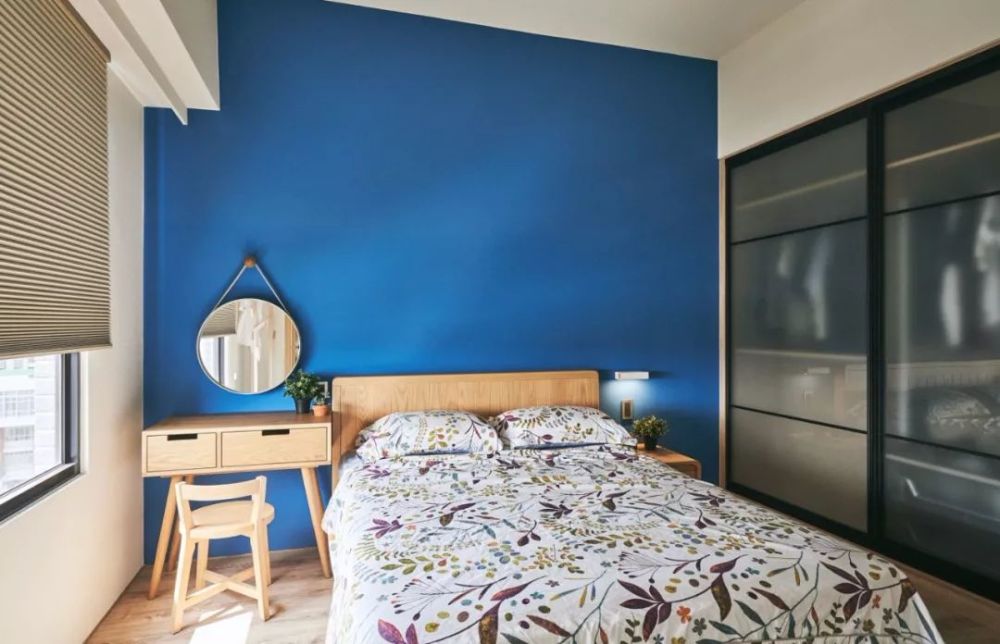 床头背景墙,卧室,色系,灯具,水泥,壁灯,深蓝,木质,搁板,装饰画
