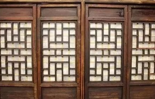 古代窗户大多是用纸糊的,真的沾点水就破吗?那下雨时不怕被淋透吗?
