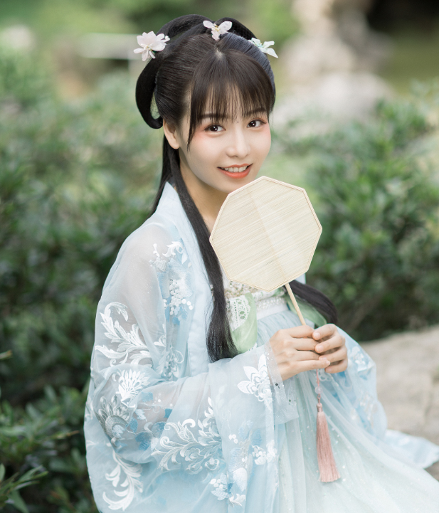 汉服小姐姐户外美图,十分梦幻唯美,令人窒息的美丽