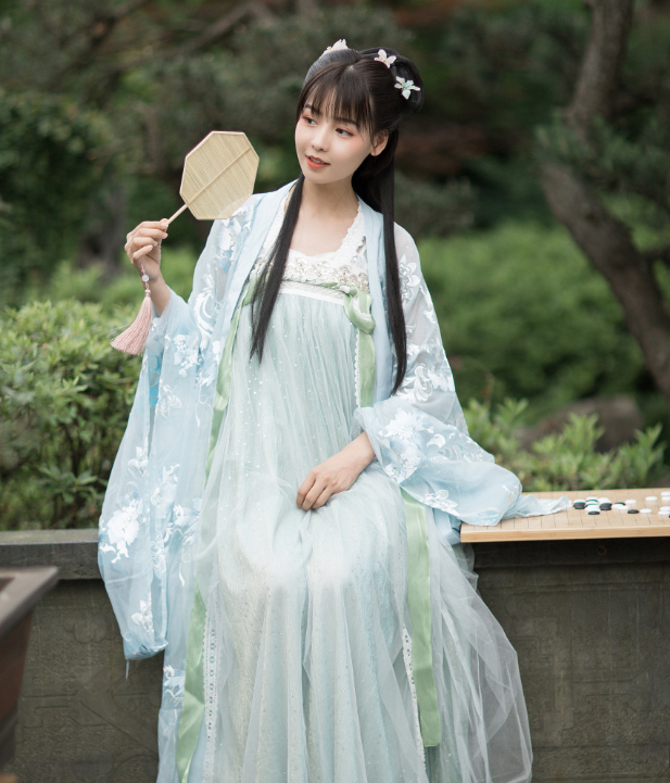 汉服小姐姐户外美图,十分梦幻唯美,令人窒息的美丽
