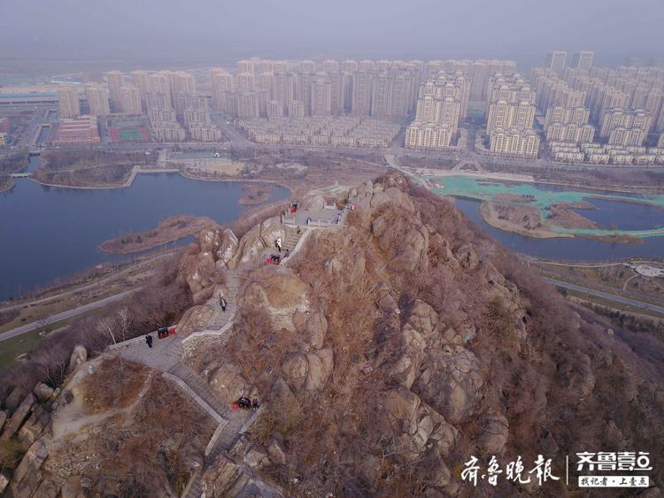 航拍:深冬时节的济南华山,景色沉静美丽更有韵味