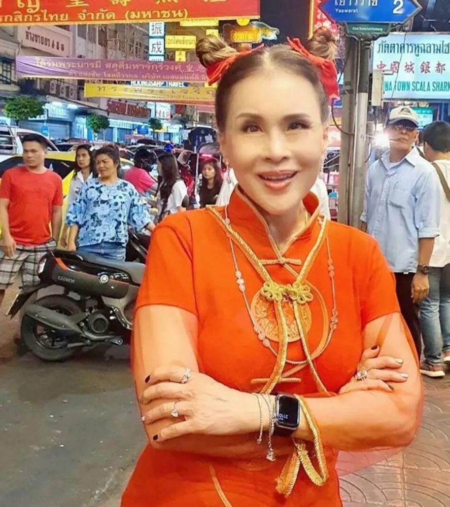 乌汶叻公主穿出"春丽风",旗袍加发髻好可爱,还跪拜观音菩萨!