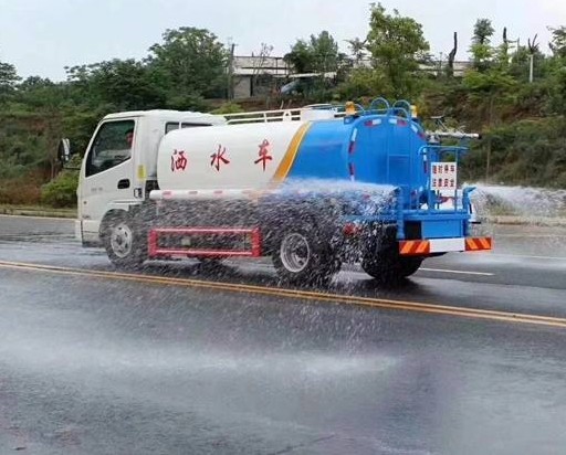 为何洒水车一直放一首歌?听司机怎么说,不是不换是不能换?
