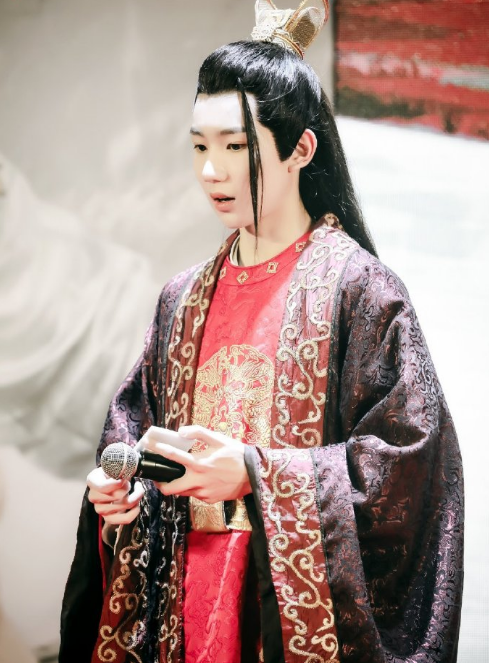 王源古装剧照被疯传,灰头土脸却意外很帅气,终于摆脱"