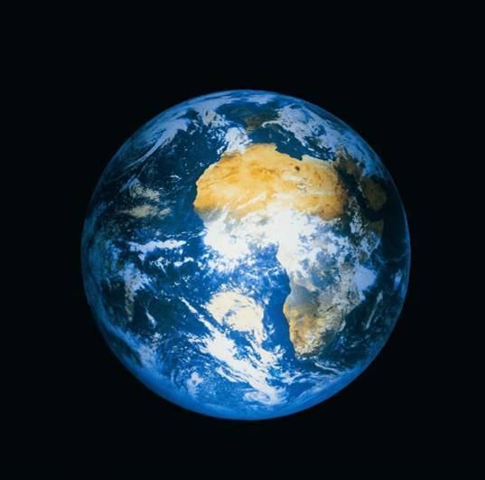 而且从太空的卫星站上拍摄的照片看到,它还是一个美丽的蓝色星球,地球