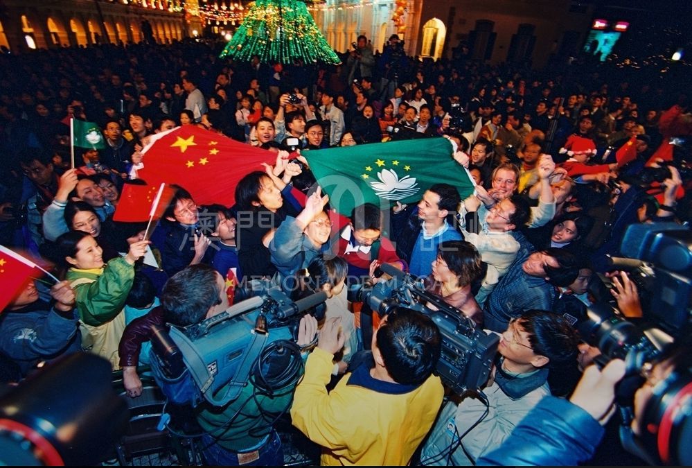 1999年12月20日,议事亭前地上的民众庆祝澳门回归.