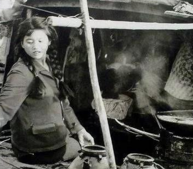 80年代,西安洒金桥,三个美容美发的女学徒给市民免费烫头发,时尚的风
