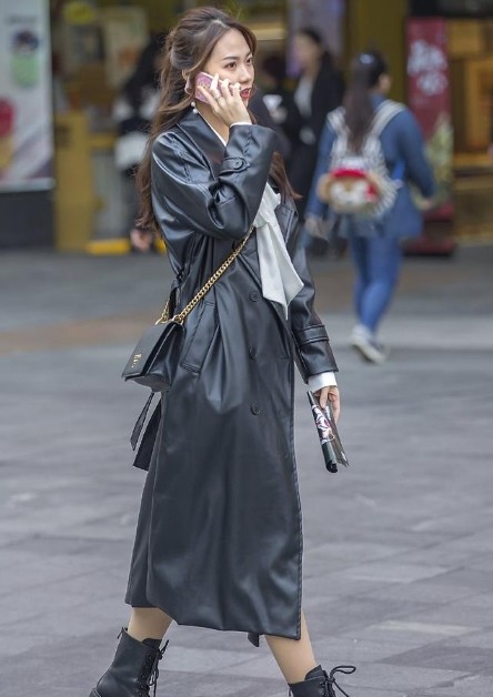 冬季穿皮衣的美女,英姿飒爽的样子令人心动不已