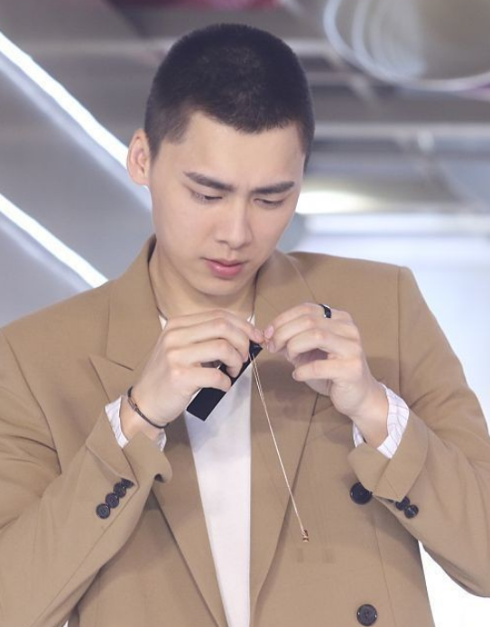 李易峰寸头造型,男人味十足,帅气迷人