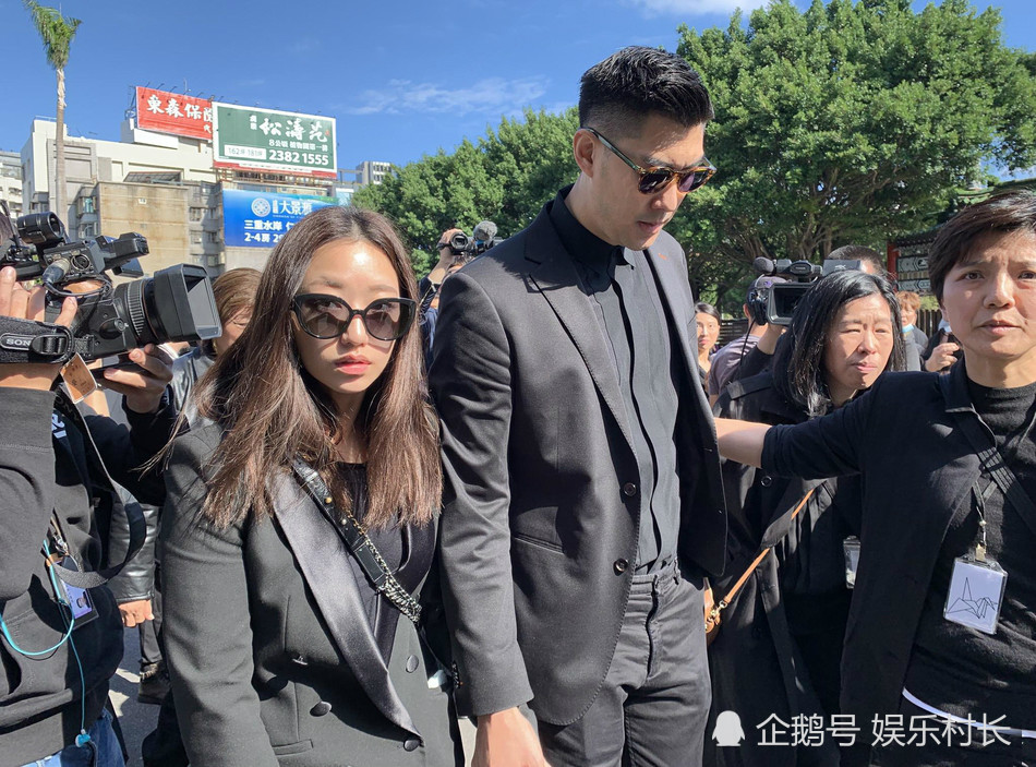 上面还有高以翔打篮球的画面,亲友站在门旁表情肃穆迎接前来悼念的
