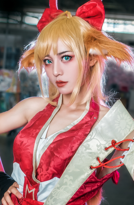 《狐妖小红娘》cosplay涂山红红,美艳与霸气并举