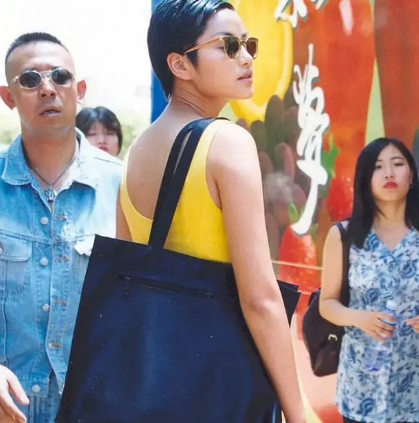 《有话好好说》是一部都市喜剧电影,由张艺谋执导,姜文,李保田,瞿颖等